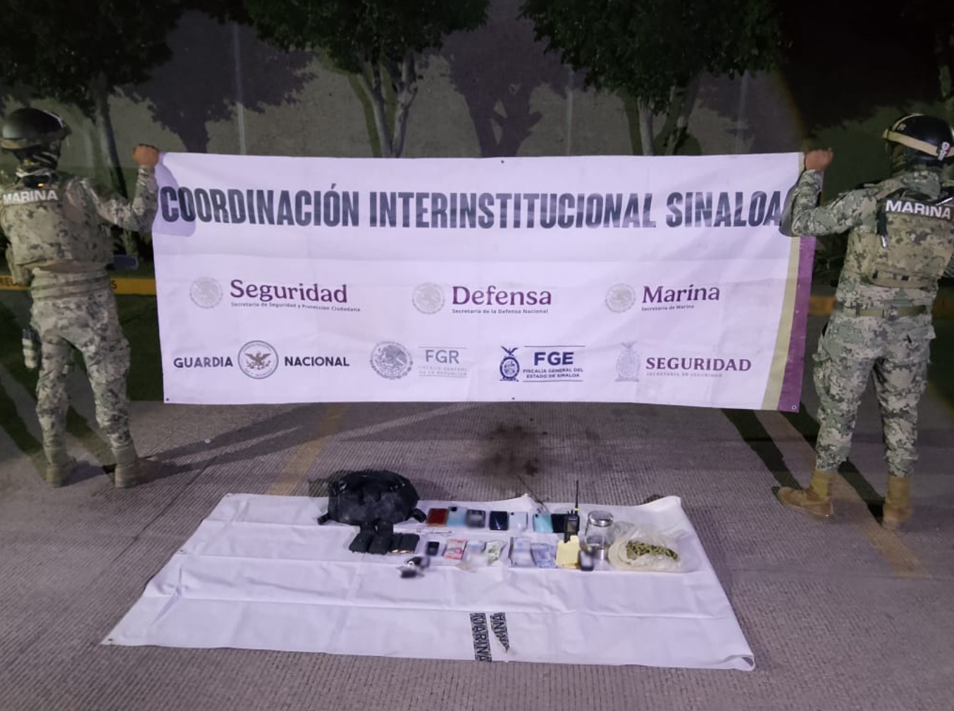 Elementos del ejercito mexicano y debajo las cosas que aseguraron en el operativo