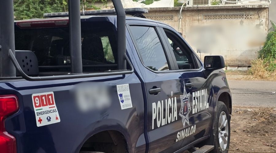 Unidad de la Policía Estatal en terreno baldío