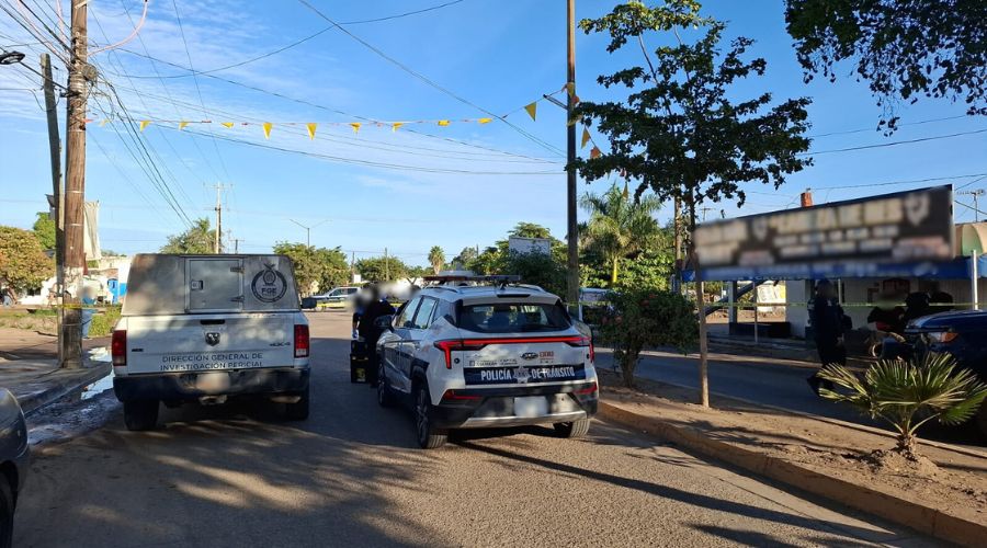 Elementos de corporaciones policiacas en una calle junto a elementos desplegados, se observa una cinta amarilla de precaución