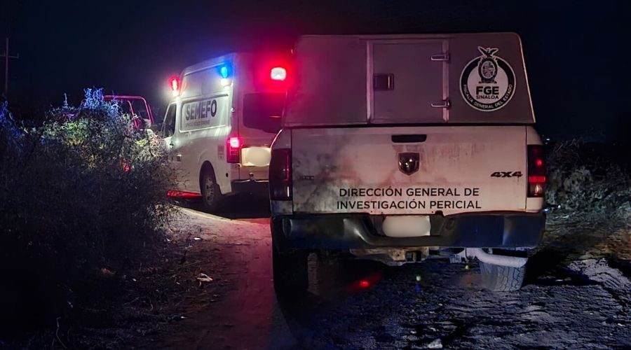 Unidades de la FGE, Semefo y policiacas en un camino de terracerìa en la noche con las luces encendidas