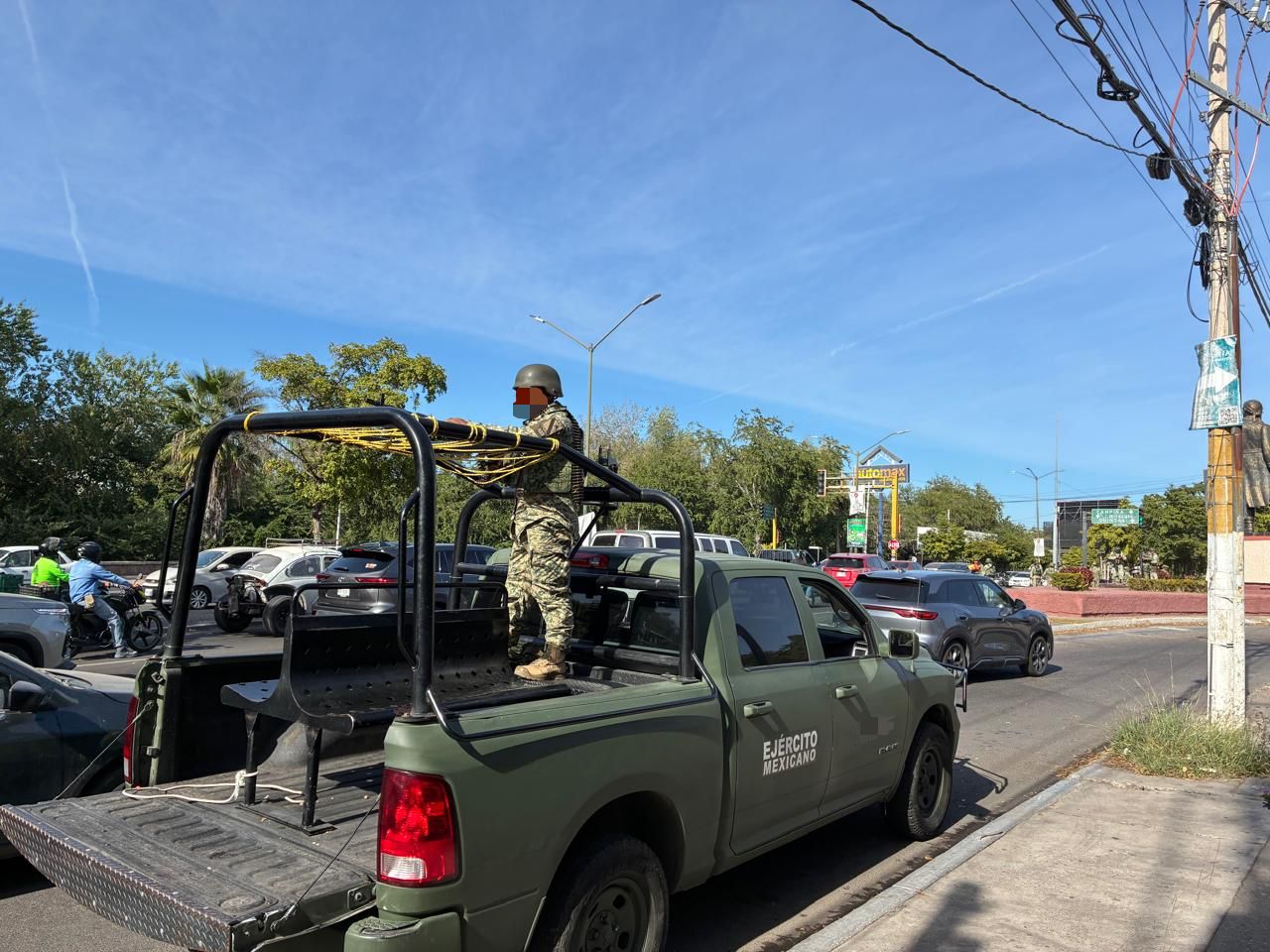 Camioneta del Ejército Mexicano y un militar a bordo