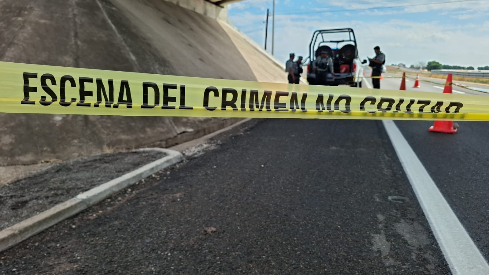 Cinta de seguridad acordonando la zona y detrás elementos de seguridad a