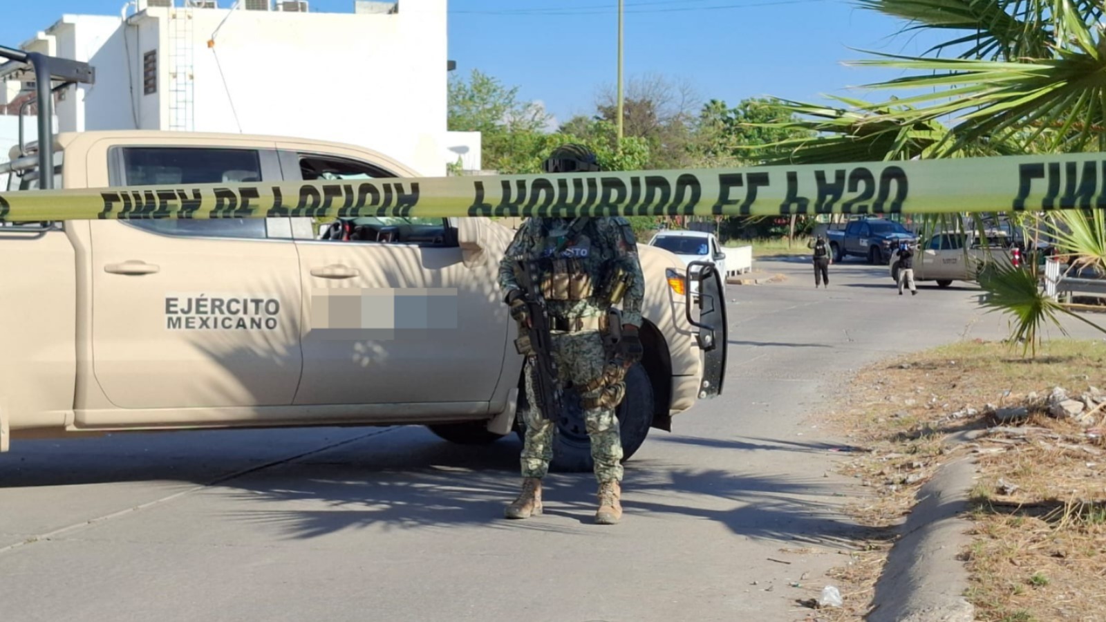 Unidad y elementos del ejercito mexicano en una zona asegurada