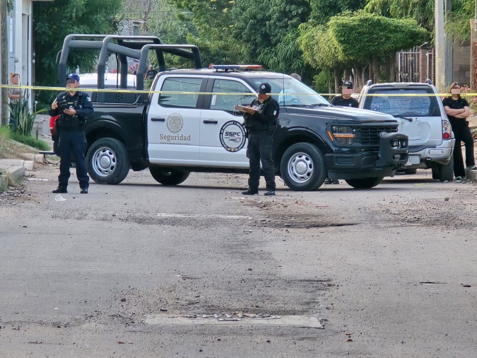 Elementos de la SSPC en el lugar del asesinato.