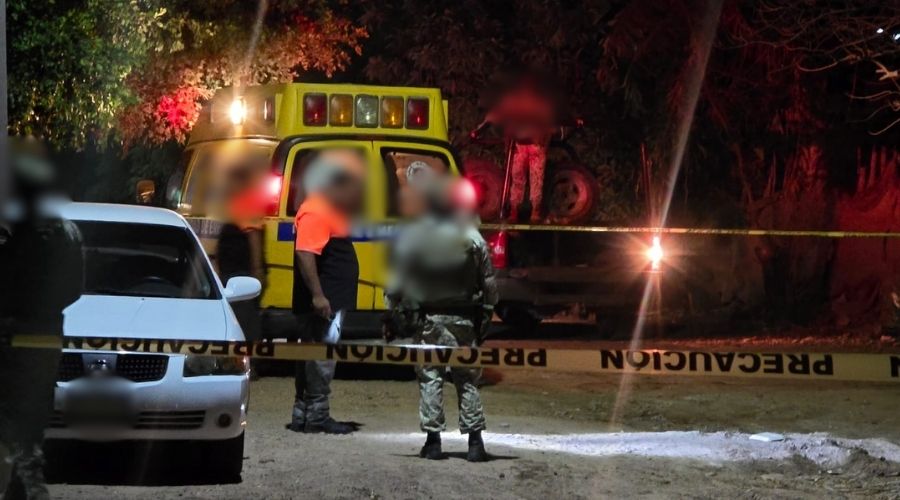 Elementos del ejército mexicano junto a una ambulancia