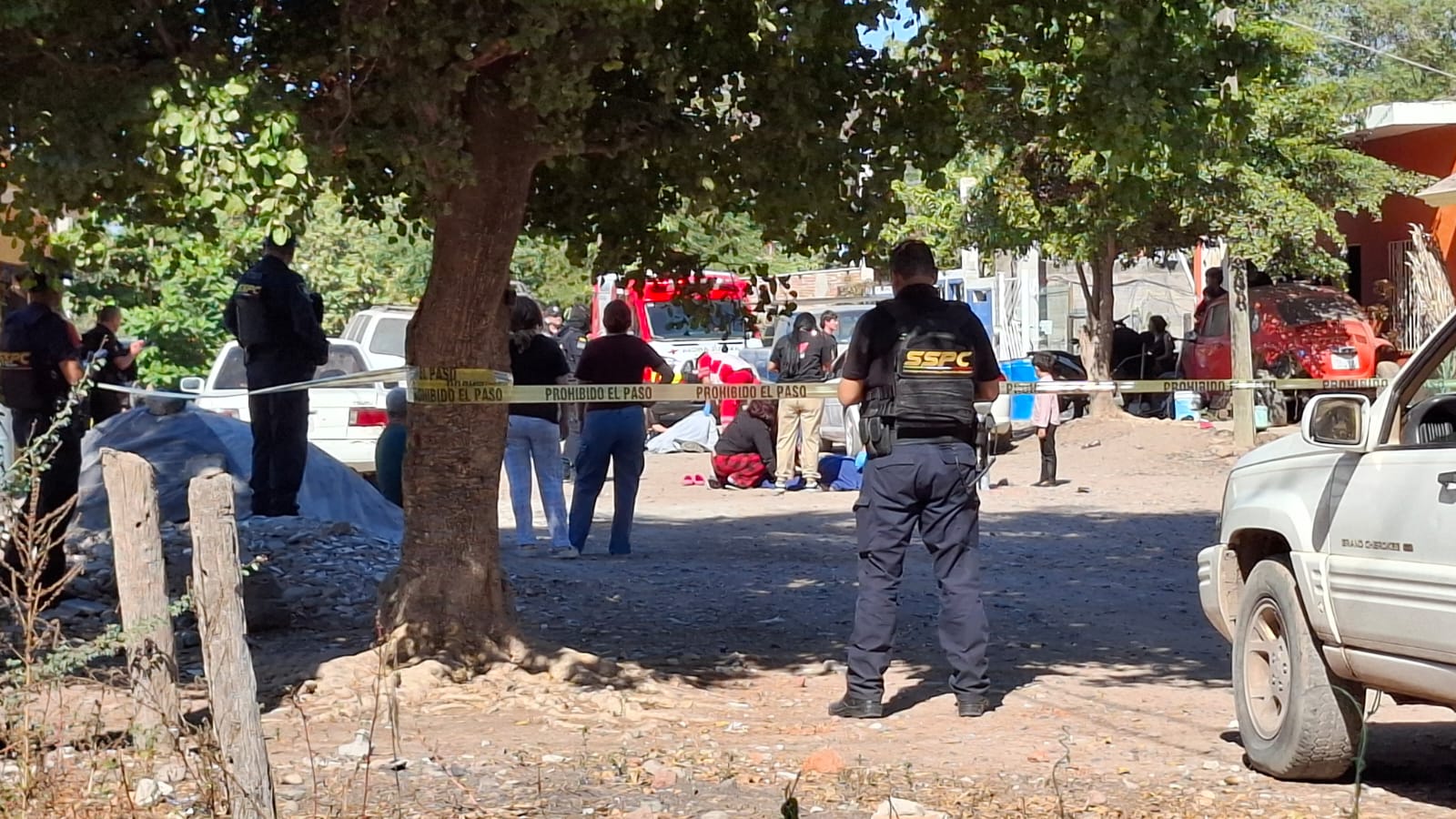 Elementos de seguridad y de investigación, personas alrededor de la zona del incidente