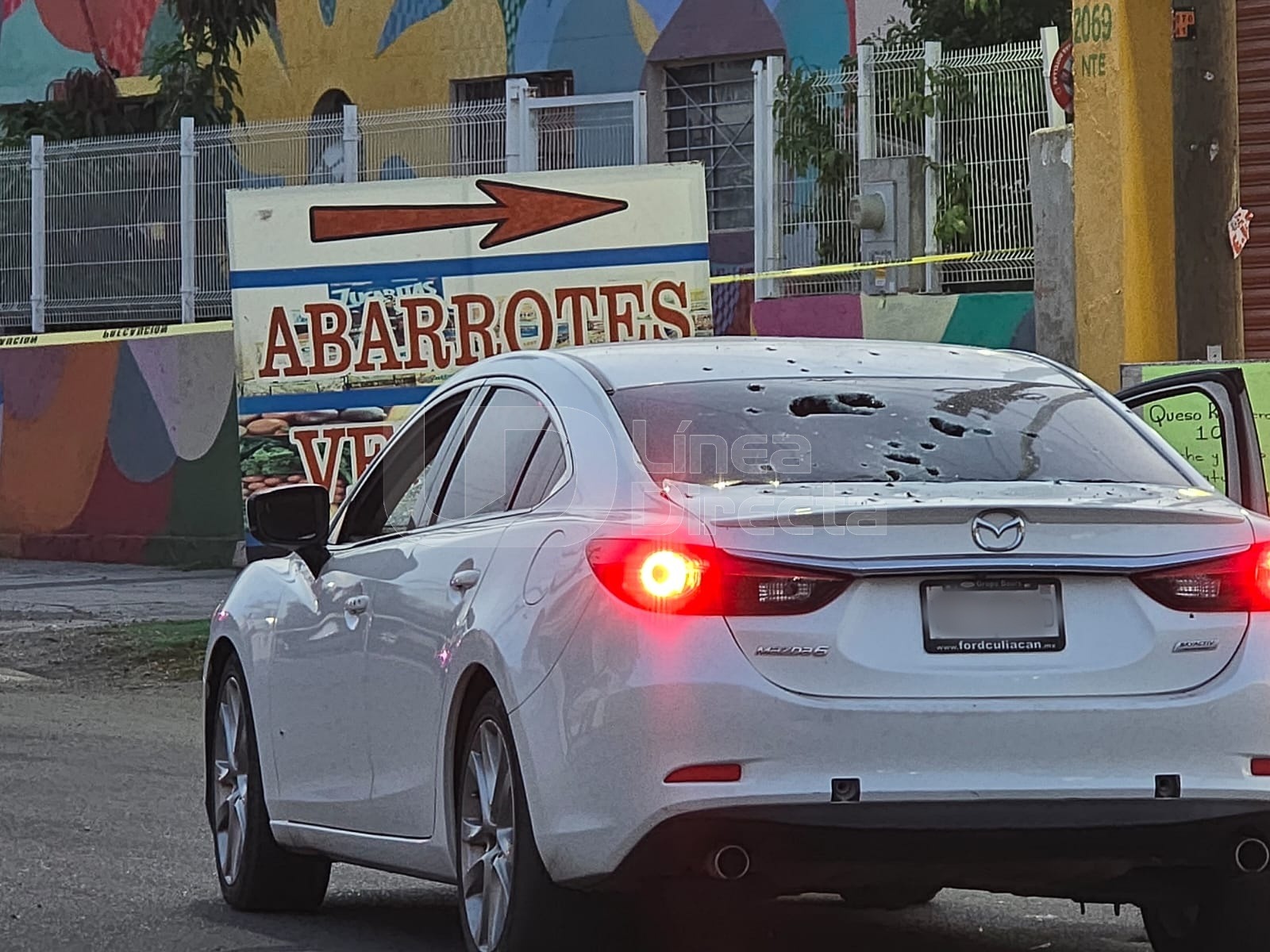 Carro con impactos de bala y puerta abierta