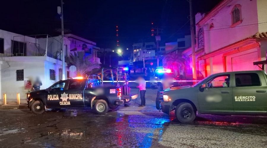 Una patrulla de la policía municipal junto a una unidad del Ejército Mexicano