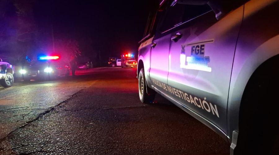 Unidades de la FGE y policiacas con las luces encendidas en una calle