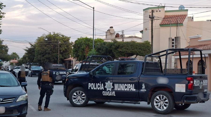 Unidades y elementos policiacos desplegados en una calle