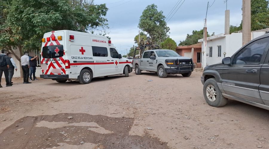 Unidades de la Guardia Nacional y de la Cruz Roja de Culiacán en una calle de terracería en un poblado