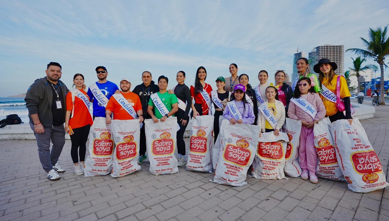 Aspirantes a las coronas del Carnaval de Mazatlán en el malecón frente a la playa