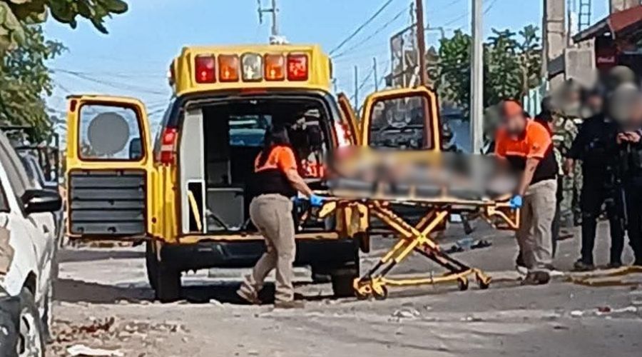 Ambulancia junto a dos paramédico y elementos de seguridad