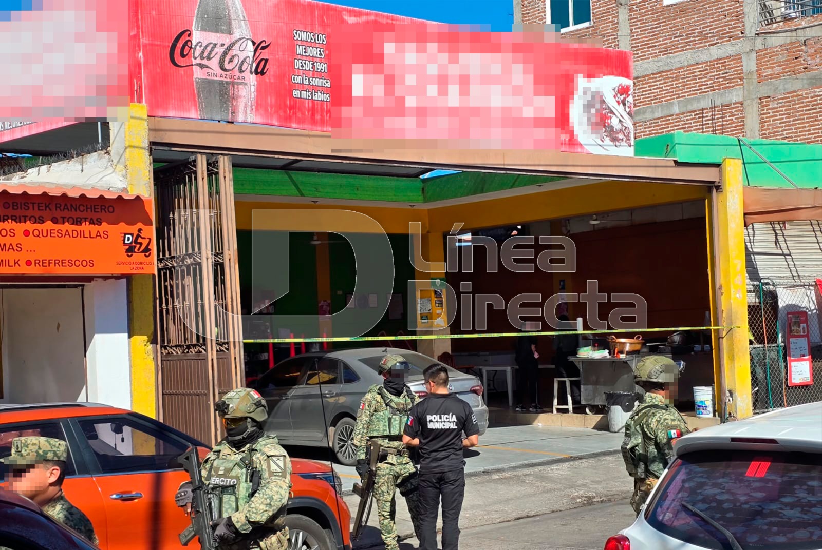 Elementos de seguridad a las afueras de una taquería