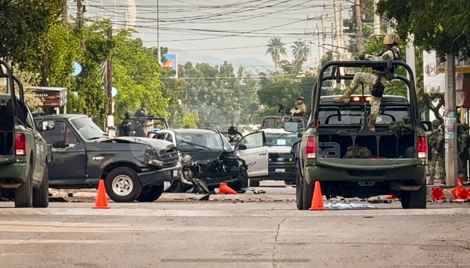 un carro chocado con patrullas de militares