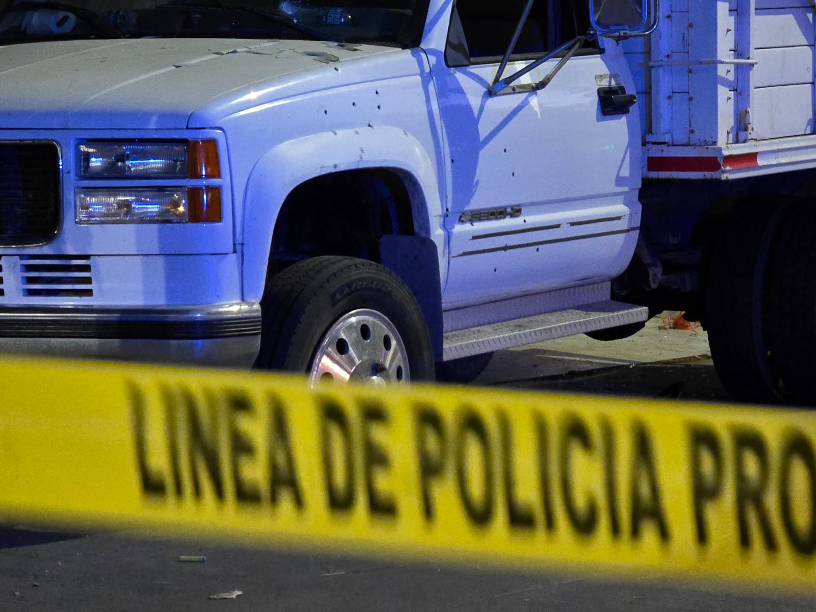 Zona acordonada en donde se encuentra el carro de mudanza baleado.