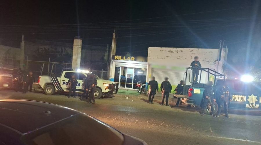 Dos unidades de la policía en billar atacado a balazos