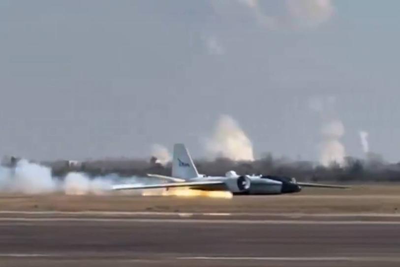 Avión de la NASA experimenta falla mecánica y aterriza de emergencia en Houston, Texas: VIDEO