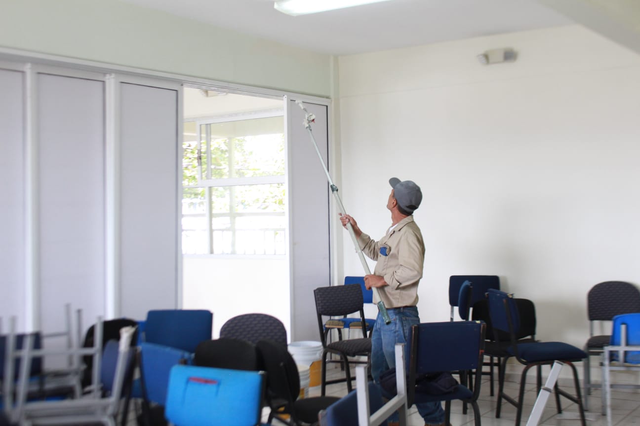 Persona pintando aula de la UAS
