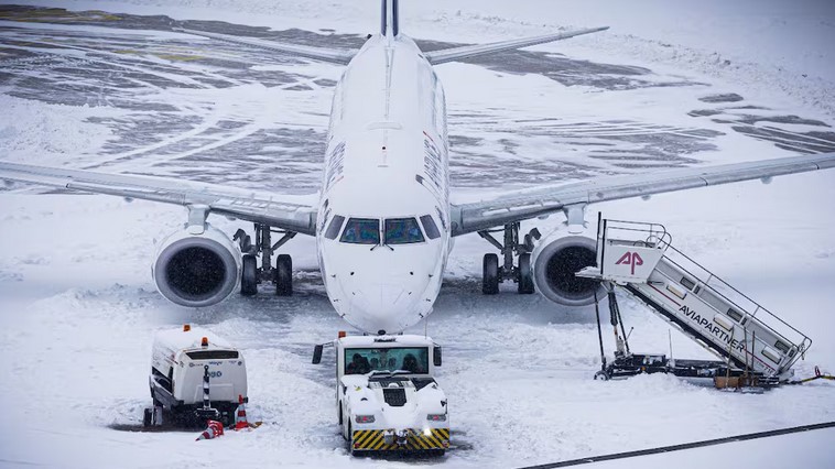 Reportan más de 10 mil vuelos cancelados en EU por la tormenta invernal