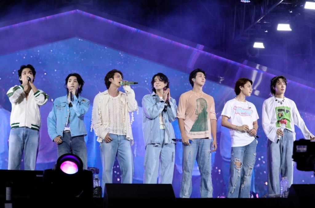 Integrantes de BTS arriba de un escenario