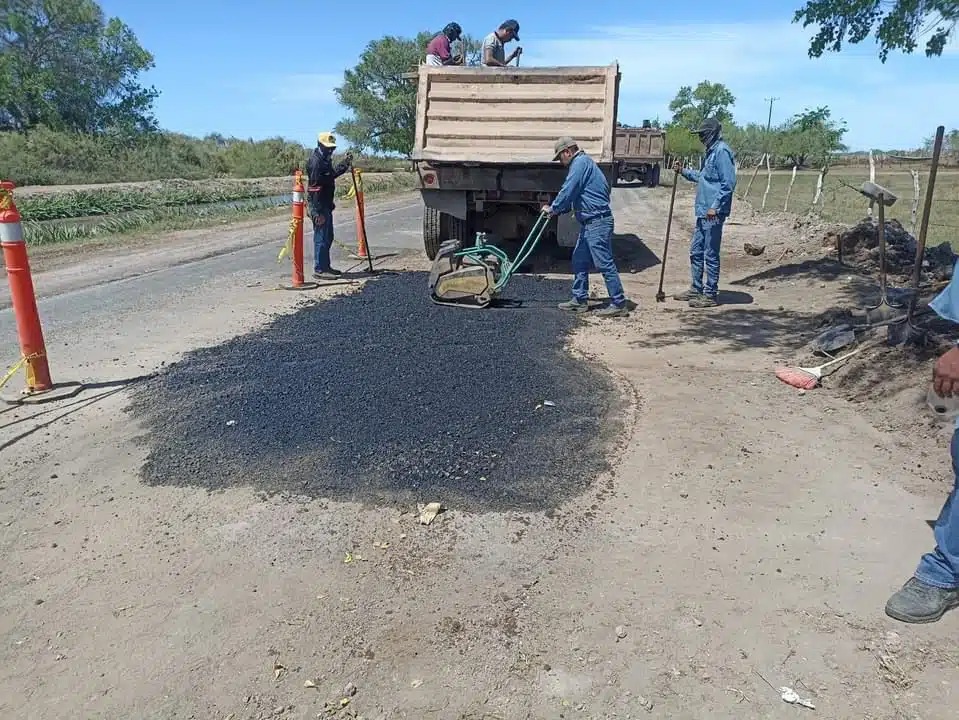 Calle siendo bacheada por Obras Públicas
