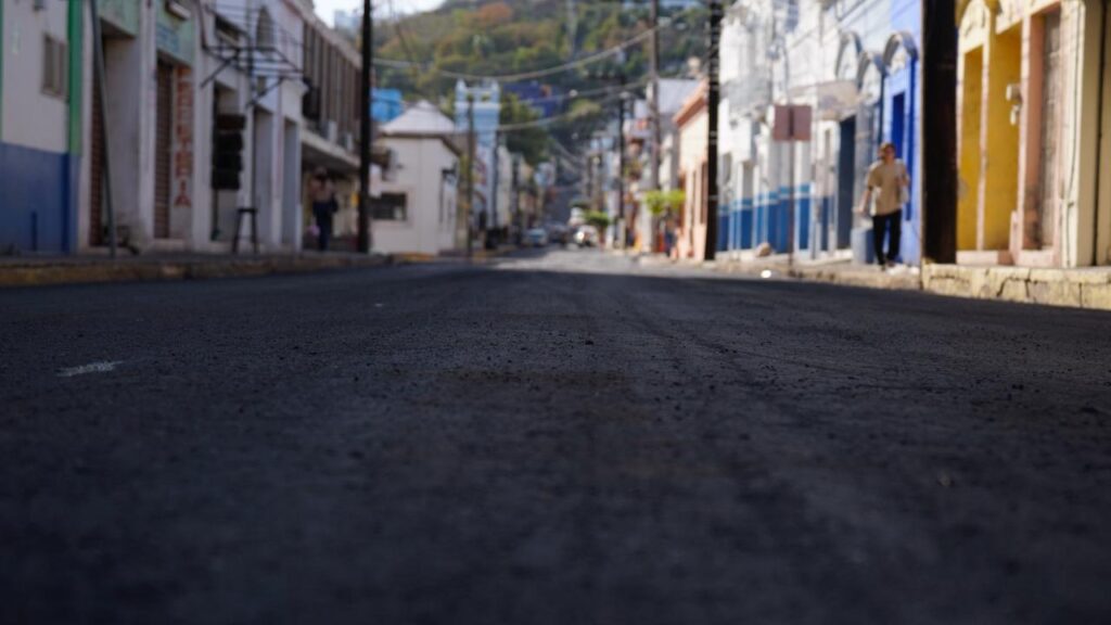Bacheo en calle de Mazatlán