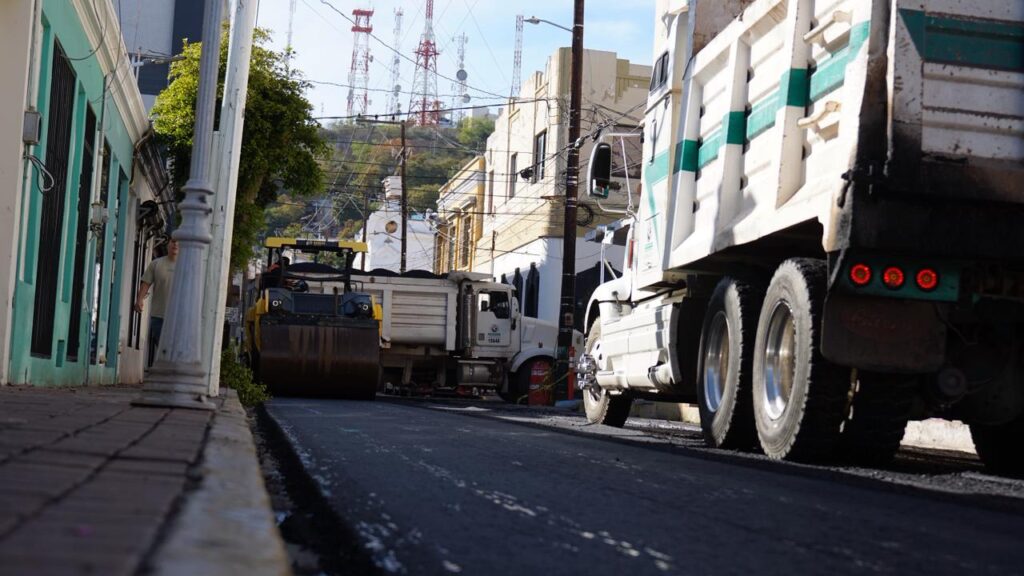 Maquinaria en calle de pavimentación
