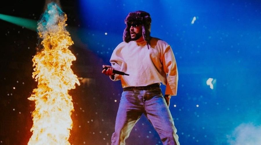 Bad Bunny en su concierto junto a una flama de lumbre