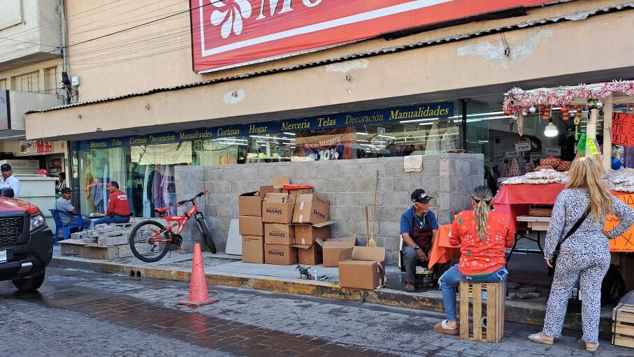 Bardas y medidores en mercado Pino Suárez de Mazatlán