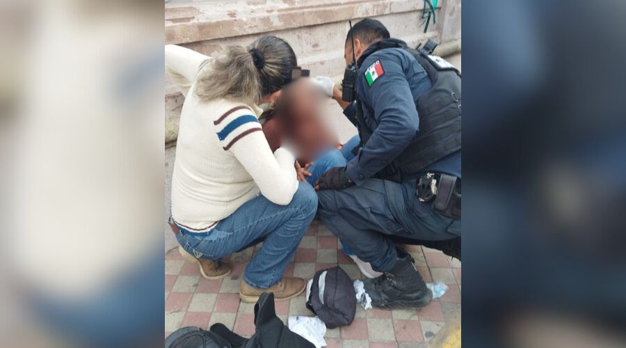 Elemento policiaco junto a dos mujeres, una de ellas tiene heridas y sangre por su cuerpo