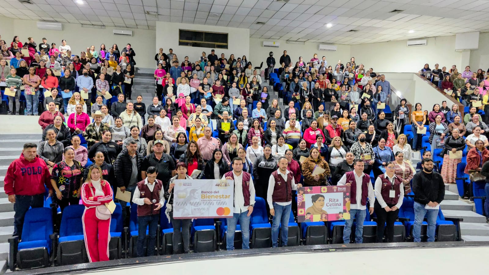 Gran grupo de personas dentro de un auditorio