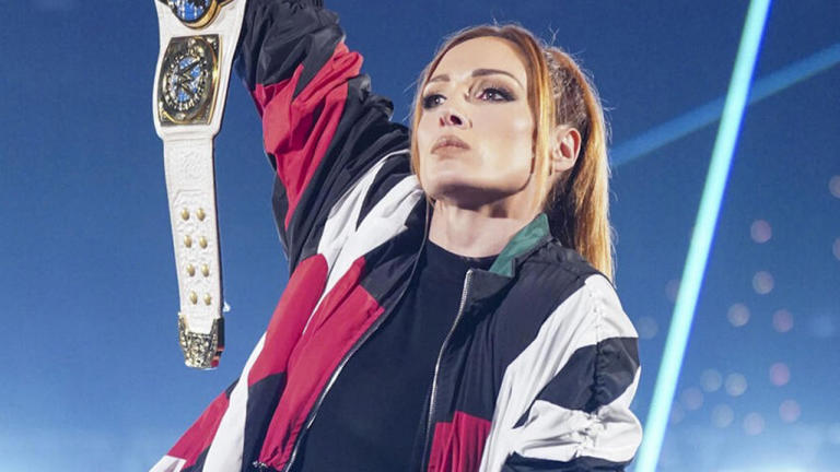 Flyer de la super estrella de la WWE, Becky Lynch con el campeonato intercontinental femenino