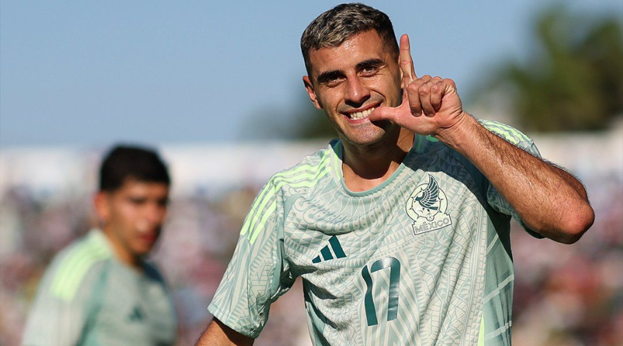 Jugador haciendo una celebración con las manos y sonriendo
