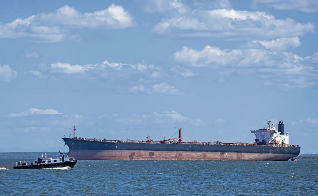 Rusia despliega escolta militar para petrolero que EU busca confiscar; llama a detener persecución