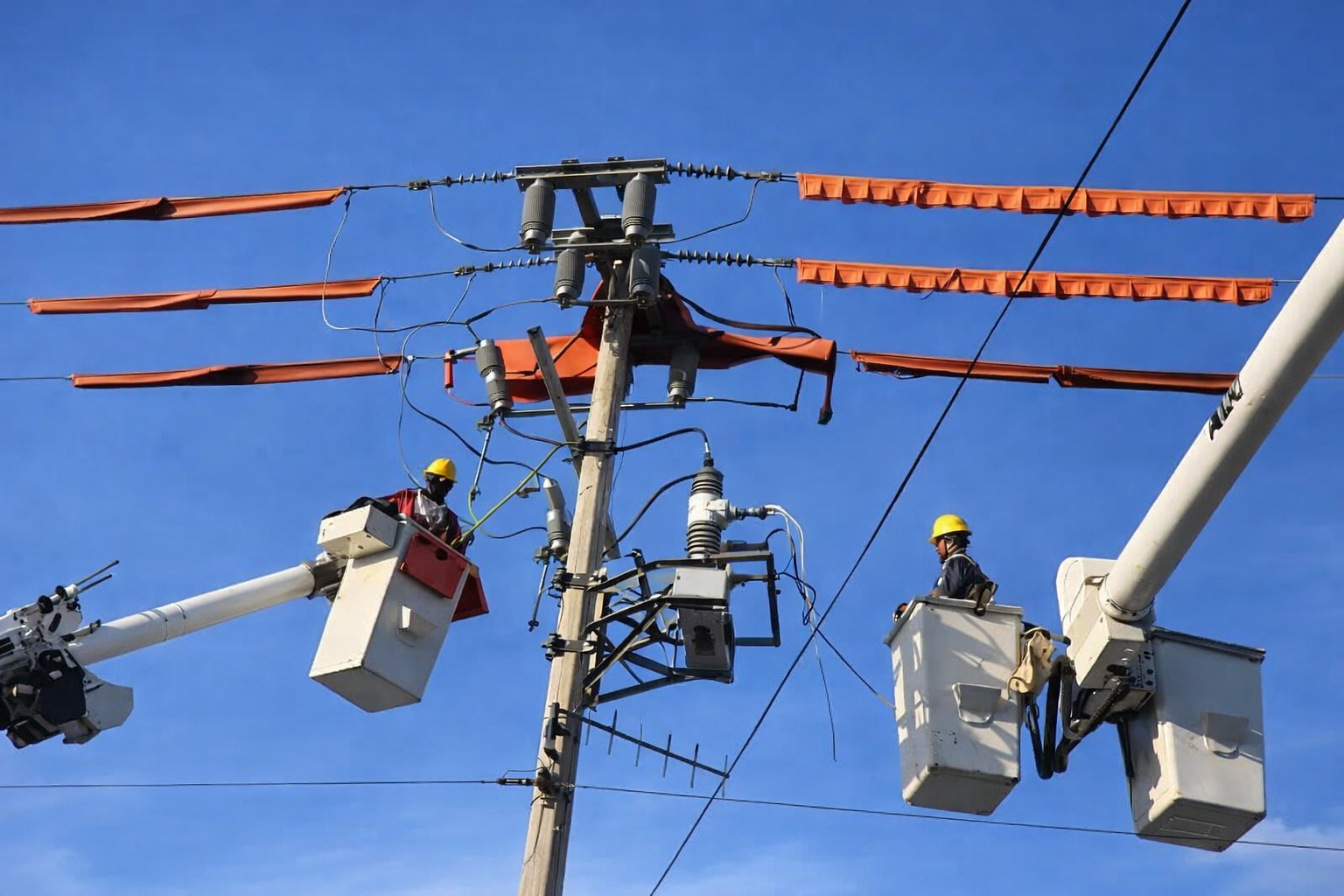 Trabajadores de CFE en poste de luz