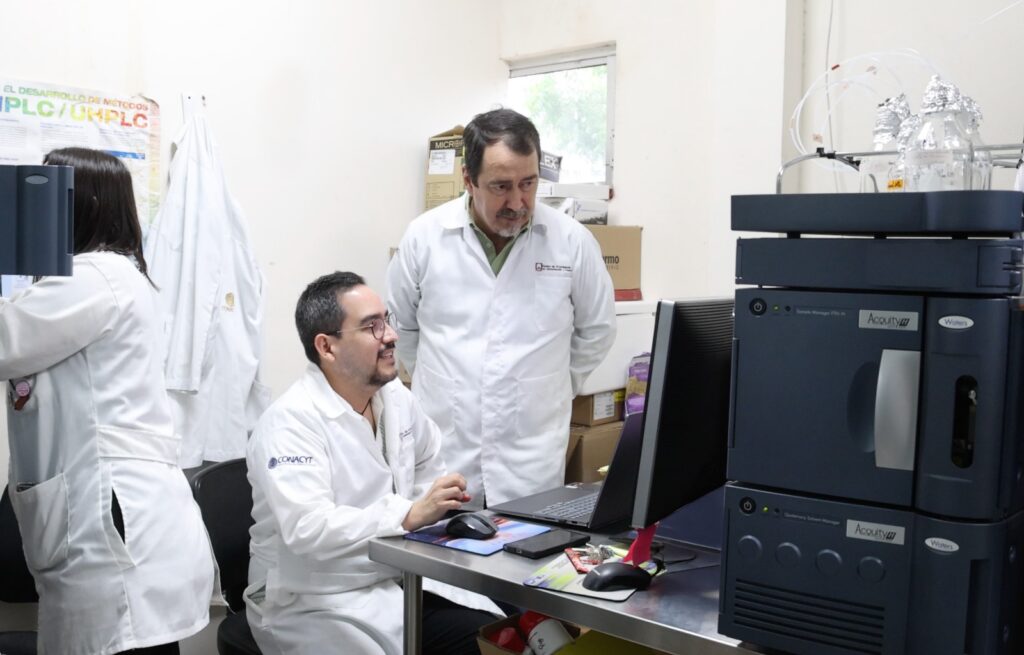 Científicos en computadora