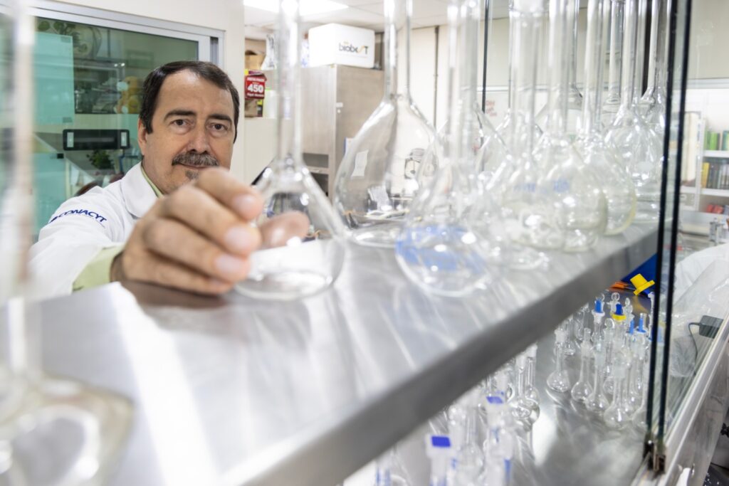 Científico con un frasco de cristal