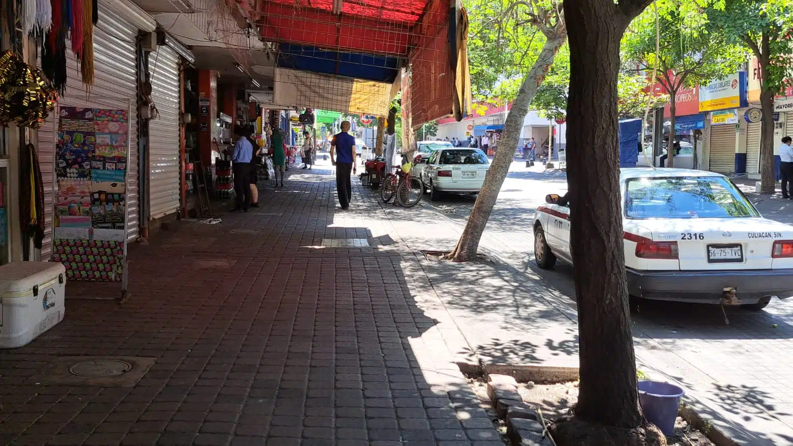 Calle donde hay varios comercios