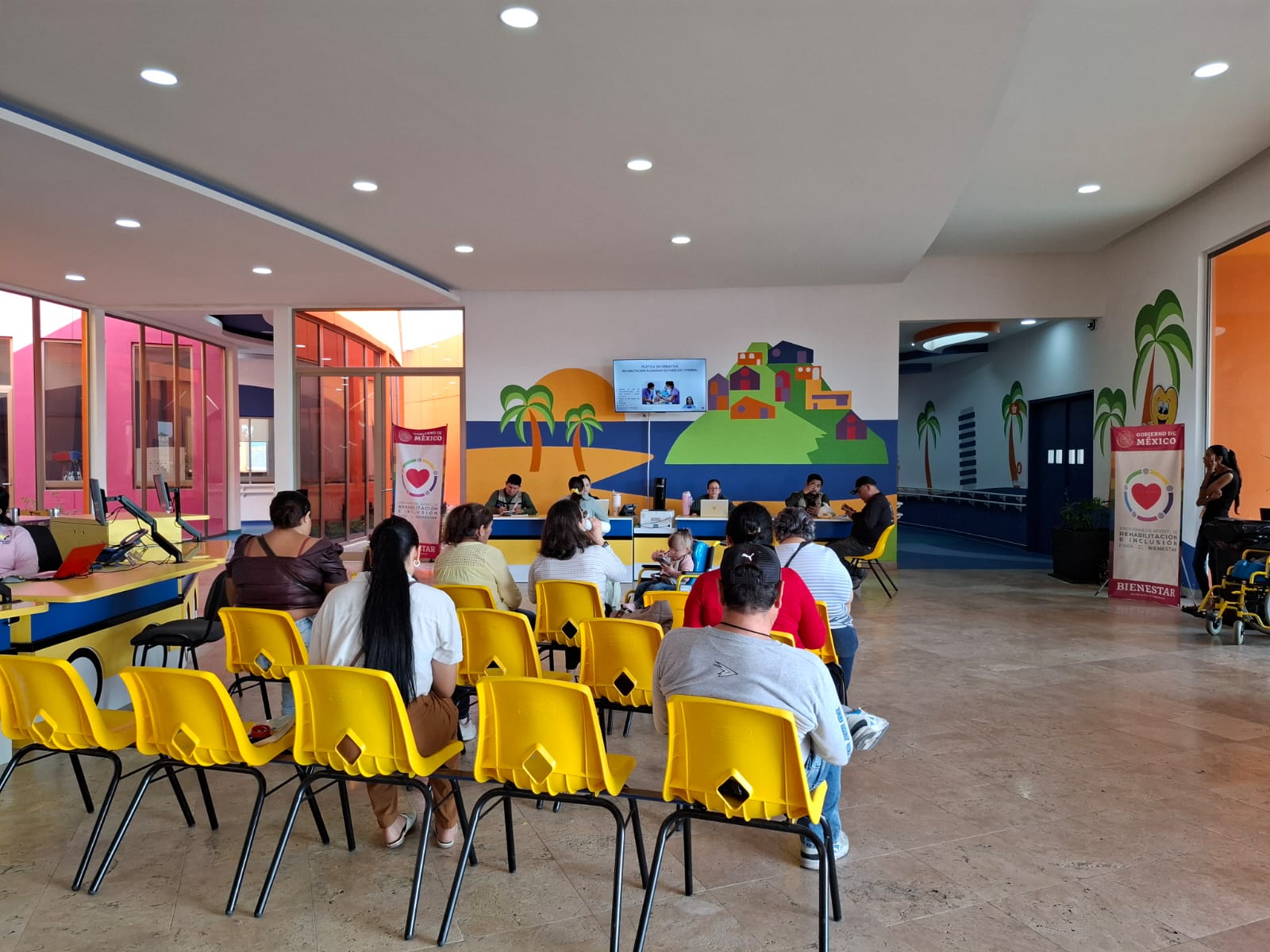 Sala de espera de CRIT Sinaloa donde hay personas sentadas