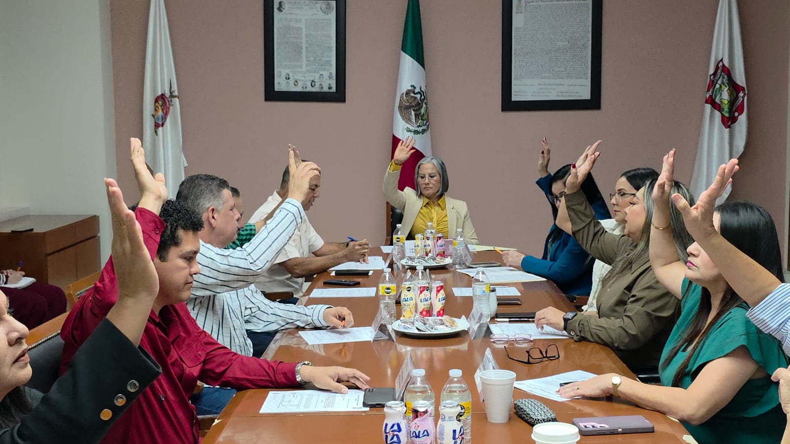 Cabildo de Salvador Alvarado levantando la mano para realizar votación