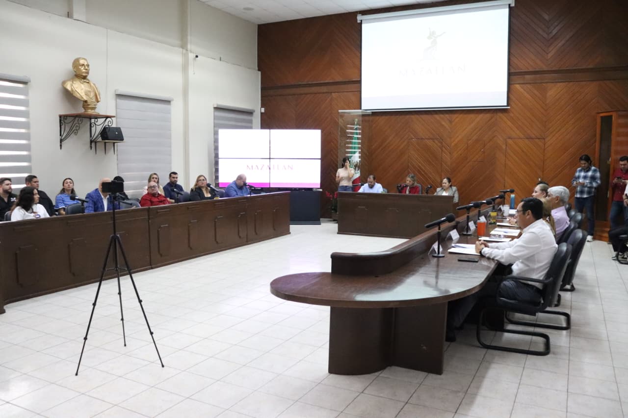 Sesión de cabildo en Mazatlán, donde se ve a los funcionarios sentados en sus lugares