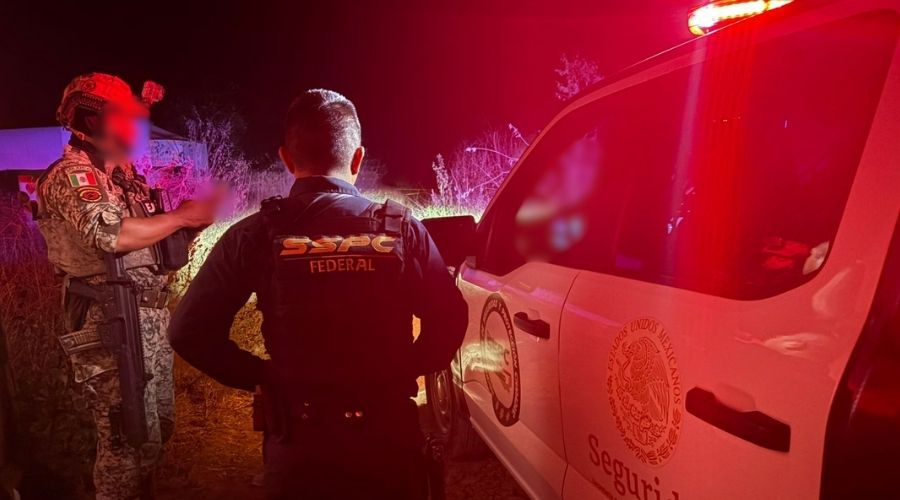 Dos elementos de seguridad junto a camioneta de la SSPC