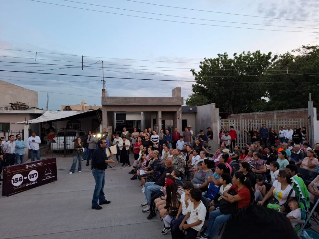 Alcalde de Culiacán en obra de pavimentación de calle