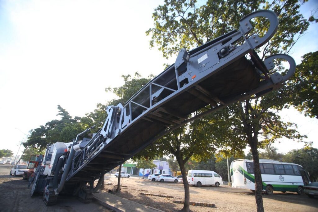 Máquina para pavimentar avenida