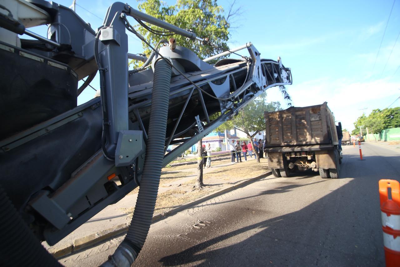 Maquinaria junto a góndola para pavimentar