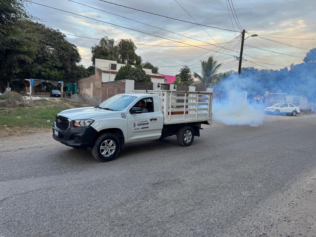 Camioneta de fumigación contra el mosco del dengue