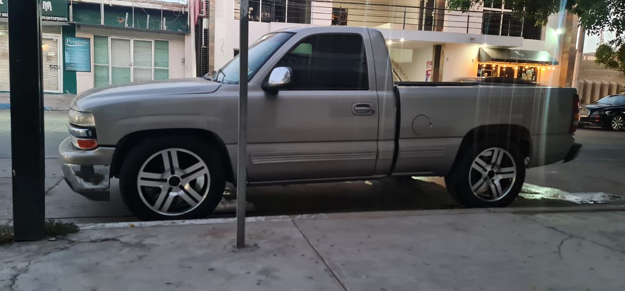 Camioneta color gris estacionada