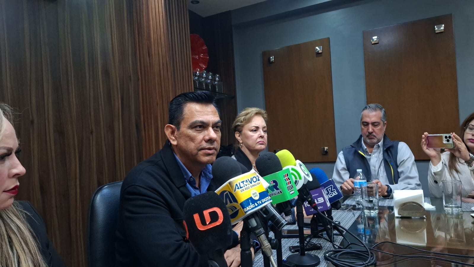 Autoridades de Canaco en conferencia de prensa