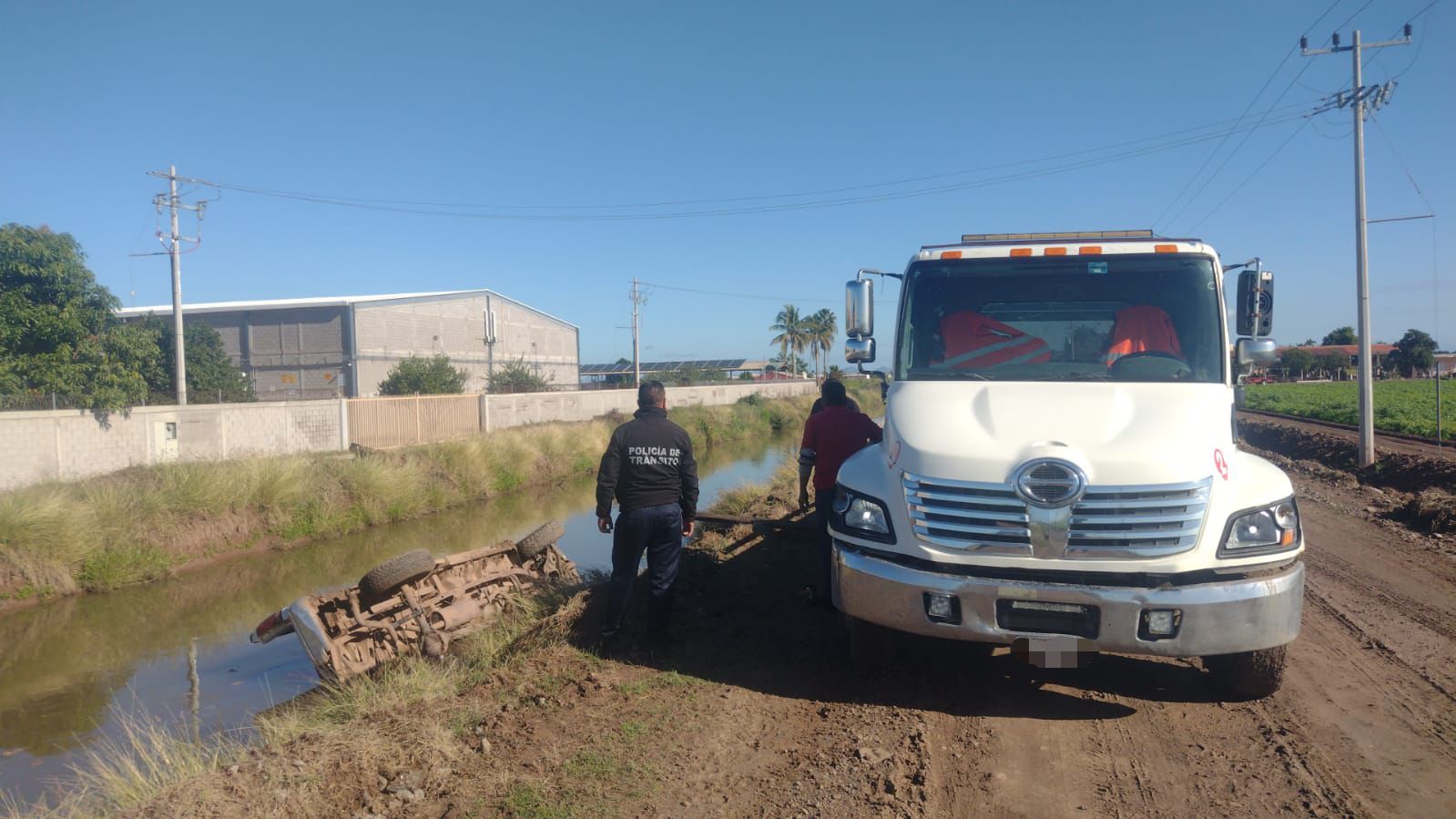 Muere adulto mayor tras caer con su camioneta a un canal en Ruiz Cortines, Guasave